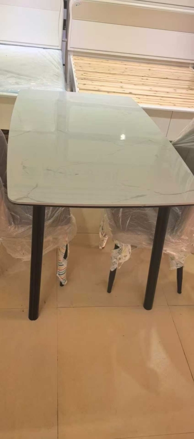 岩板面圆腿实木桌
