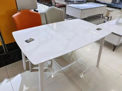 玻璃面白色腿餐桌